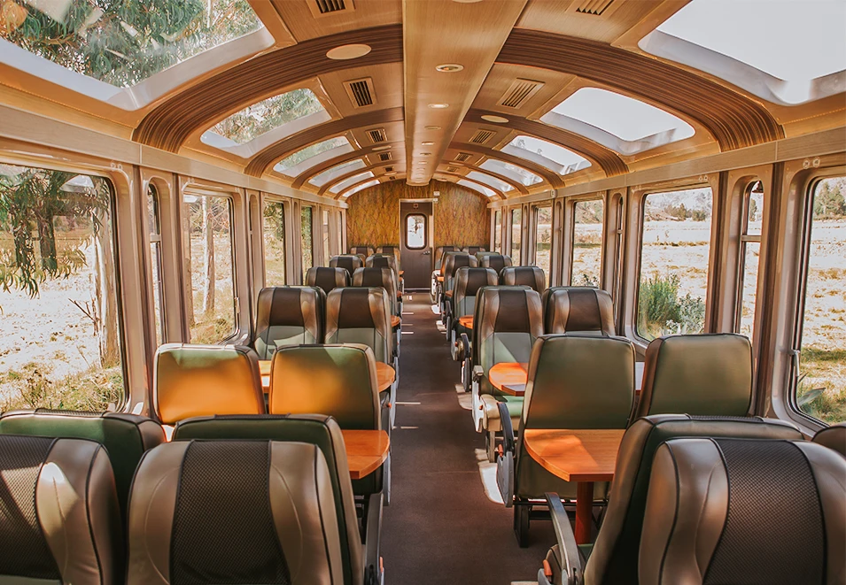 PeruRail Vistadome-Zug mit Panoramablick nach Machu Picchu